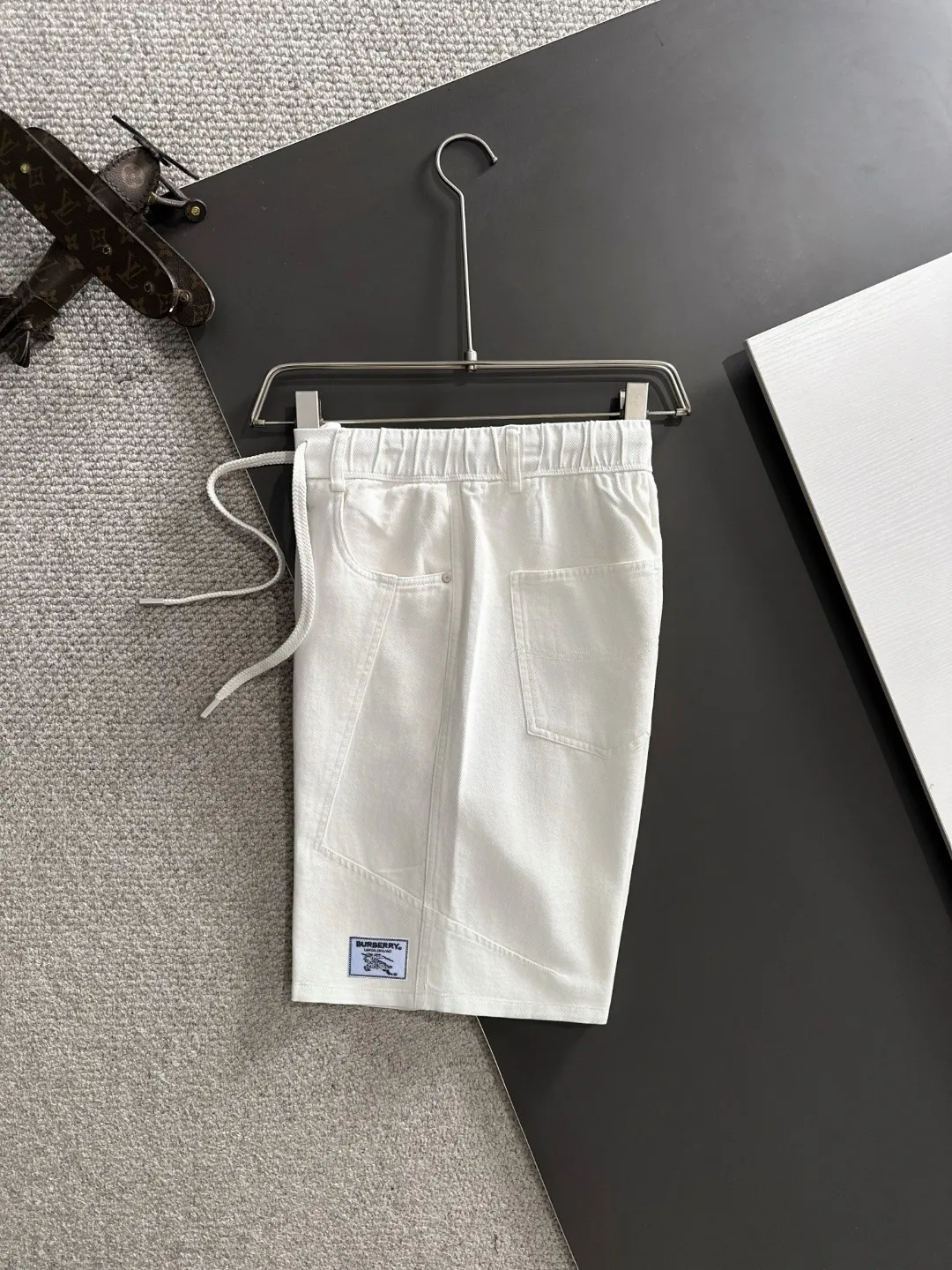 Next day shipment P160 Premium Burberry 2026 Spring/Summer New Arrival elastic band casual shorts, counter-customized fabrics Breathable, high comfort, impeccable details, brand element design concept, reflecting high quality. It feels delicate and soft! It presents a casual cut and the upper body shape is great! Sizes:S-3XL
